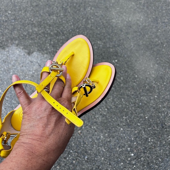 ⬇️SALE‼️ TORY BURCH • Yellow New Toggle Leather Flat Sandals • size 7 - Picture 9 of 10